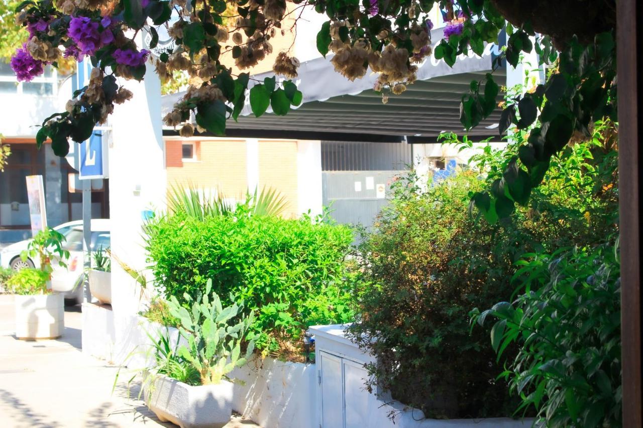 Hotel Patricia Torreguadiaro Exterior photo